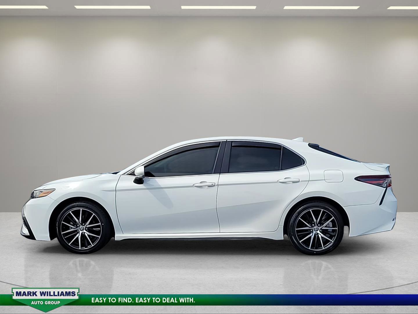 Used 2023 Toyota Camry SE image 2