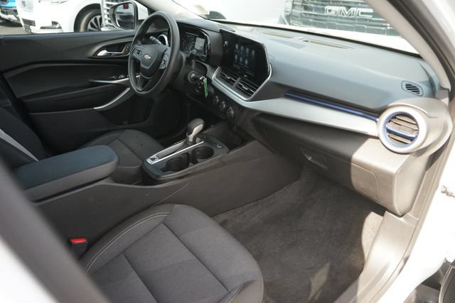 Used 2025 Chevrolet Trax LS w/ LS Convenience Package FWD image 17