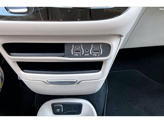 Used 2024 Chrysler Pacifica Touring-L FWD image 16
