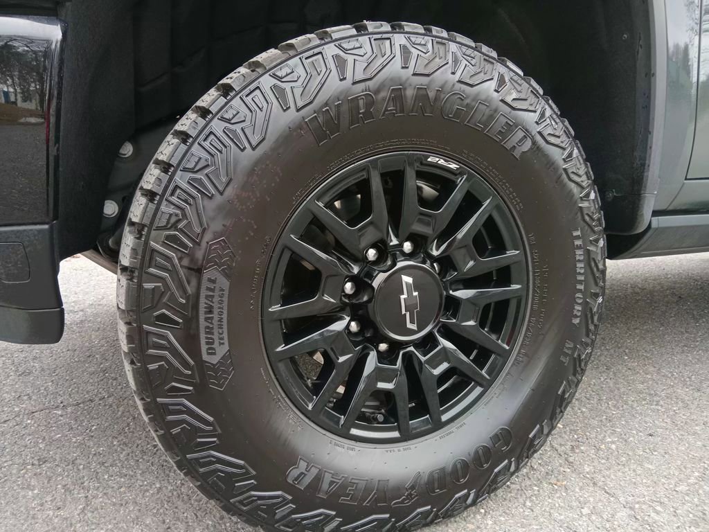 Used 2025 Chevrolet Silverado 2500 ZR2 w/ Technology Package image 17