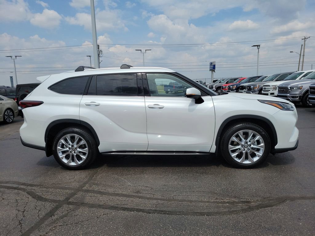 Used 2024 Toyota Highlander Limited AWD/4WD image 6