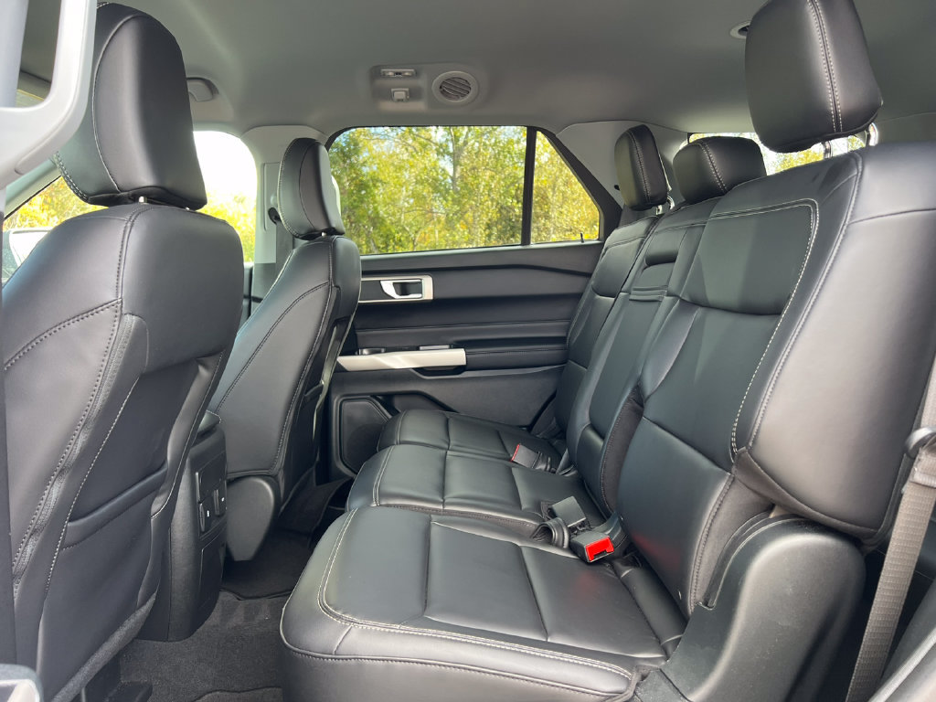 Certified 2023 Ford Explorer XLT w/ Equipment Group 202A AWD/4WD image 4