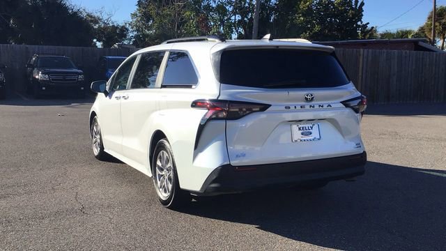 Used 2024 Toyota Sienna XLE image 3