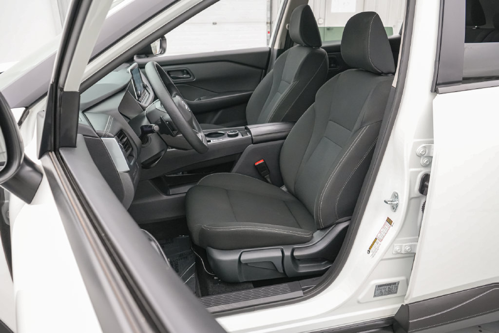 Used 2025 Nissan Rogue S AWD/4WD image 11