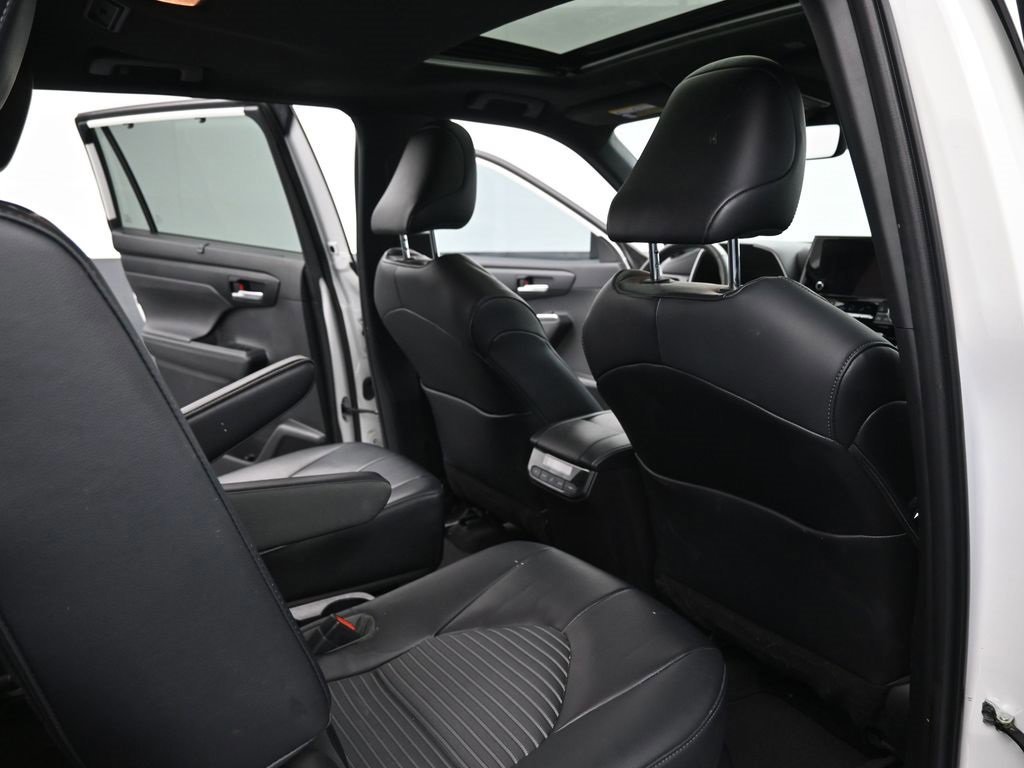 Used 2023 Toyota Highlander L image 18