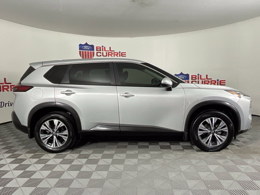 Used 2022 Nissan Rogue SV FWD image 2