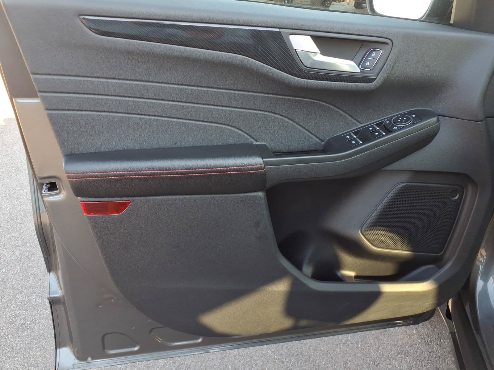 Certified 2025 Ford Escape ST-Line Select AWD/4WD image 12