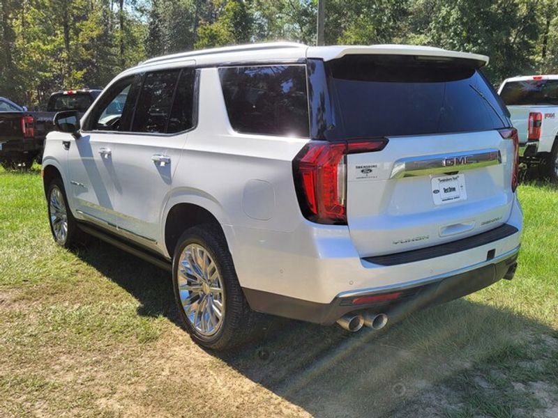 Used 2023 GMC Yukon Denali w/ Denali Reserve Package image 3