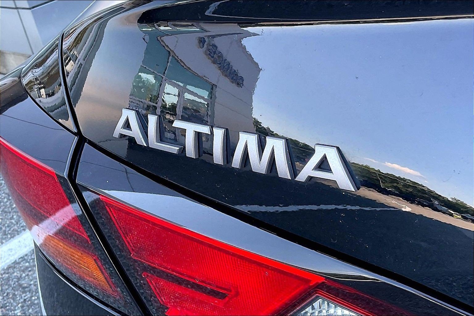 Used 2025 Nissan Altima 2.5 SV FWD image 8