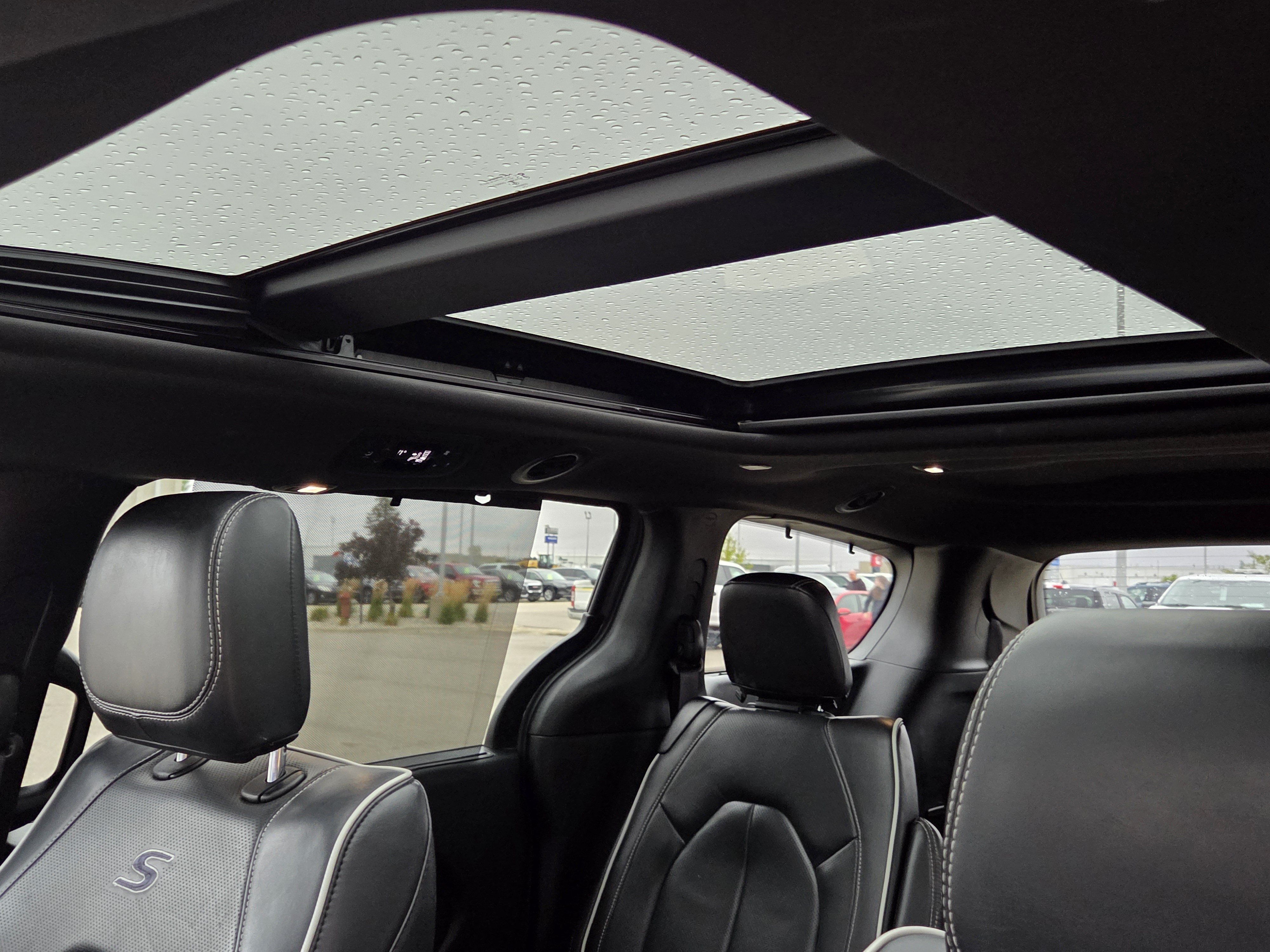 Used 2025 Chrysler Pacifica Limited FWD image 23