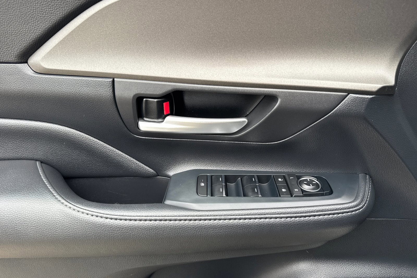 Used 2024 Toyota Grand Highlander AWD image 12