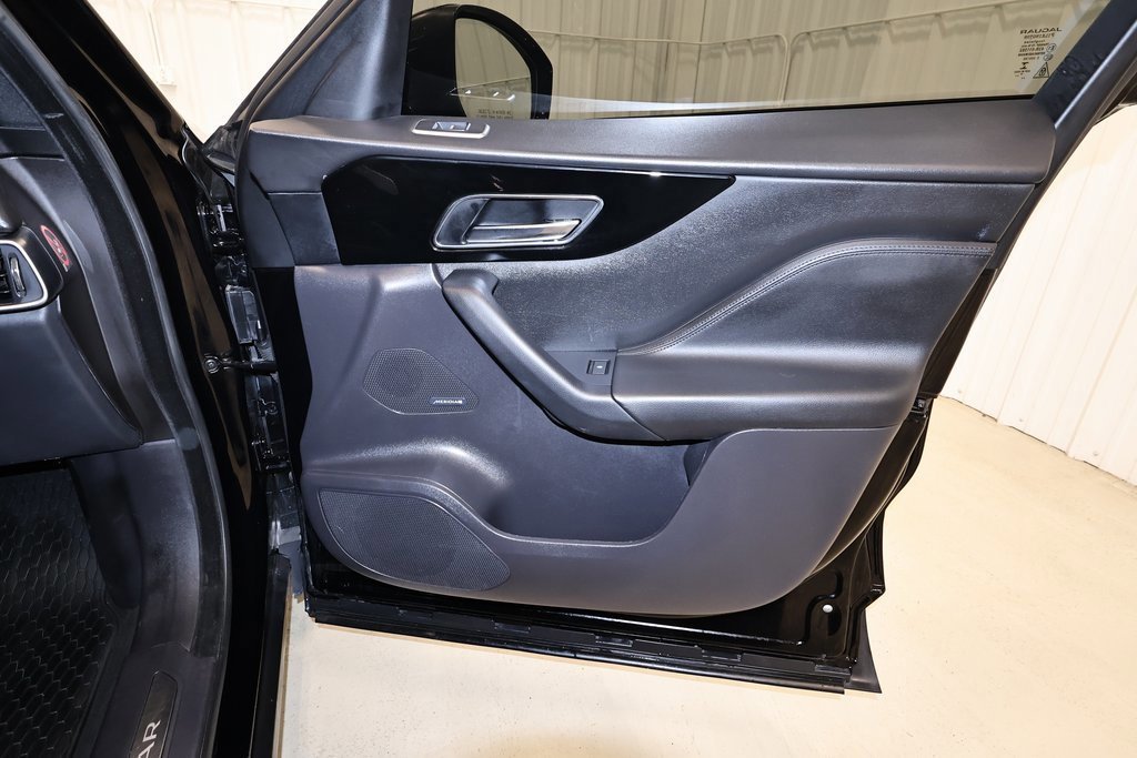 Used 2018 Jaguar F-PACE Premium image 23