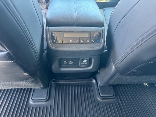 Used 2024 Nissan Pathfinder Platinum image 28