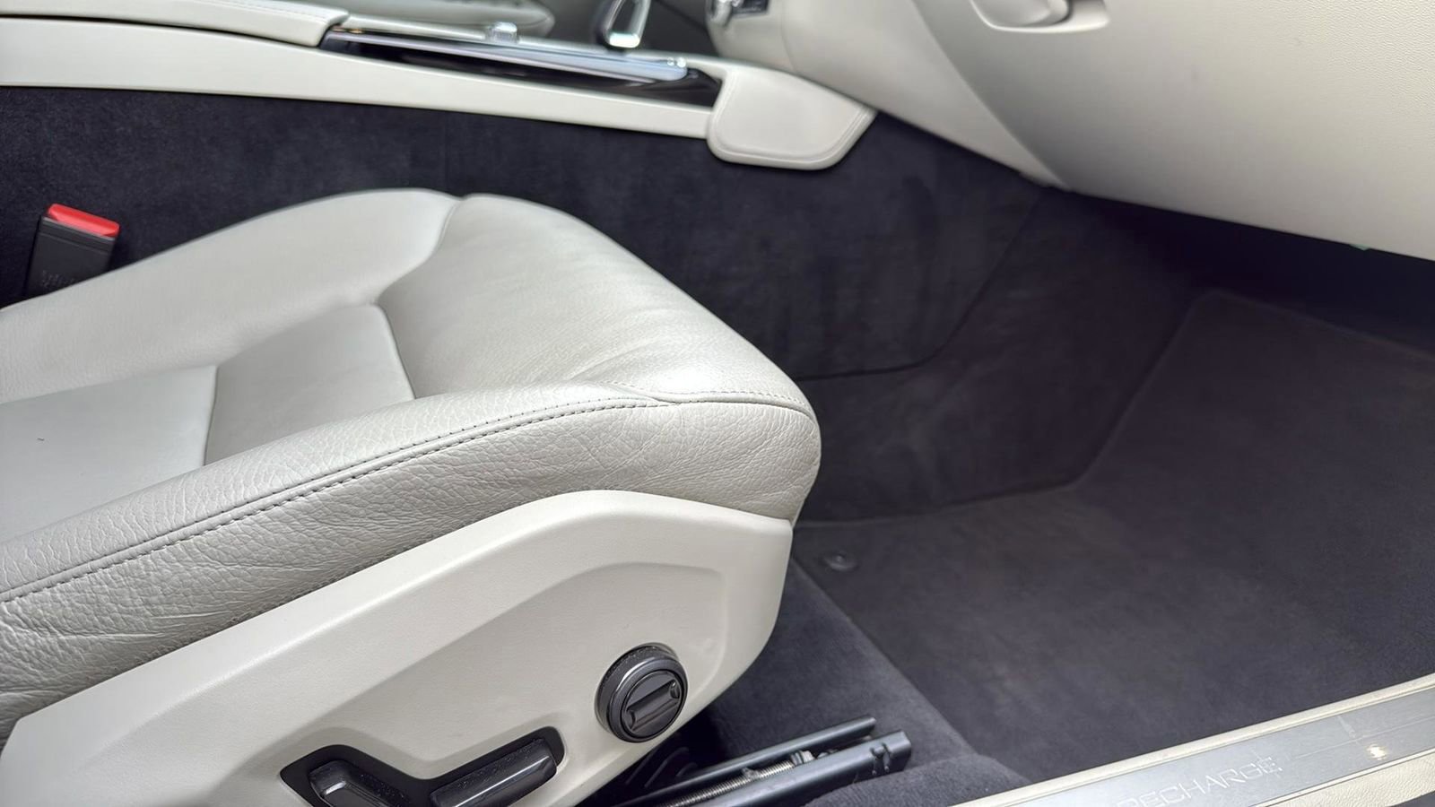 Used 2024 Volvo S60 T8 Plus image 25