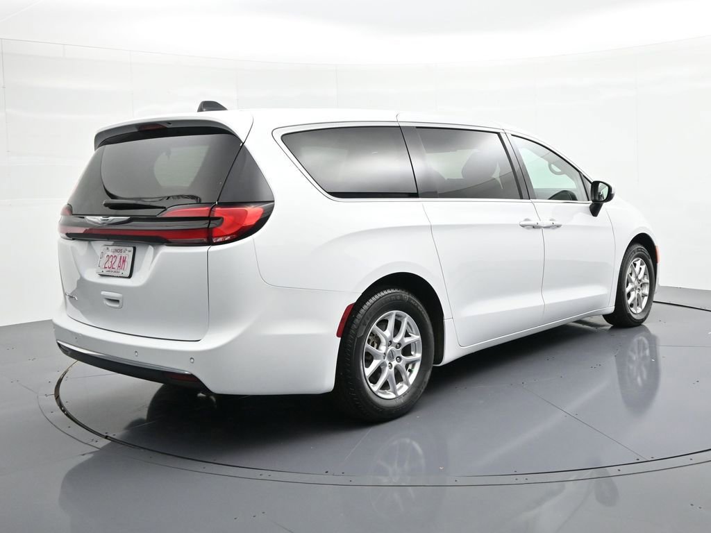 Used 2023 Chrysler Pacifica Touring-L FWD image 6