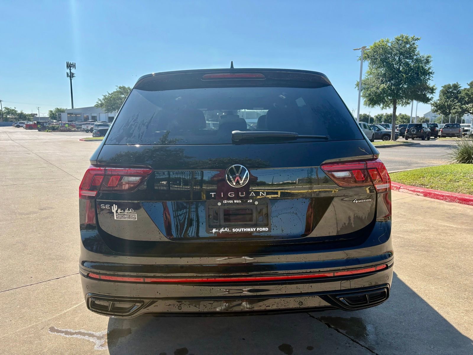 Used 2023 Volkswagen Tiguan SE R-Line AWD/4WD image 4
