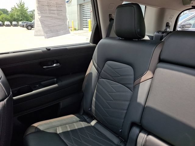 Used 2024 Nissan Pathfinder Platinum w/ Cargo Package AWD/4WD image 18