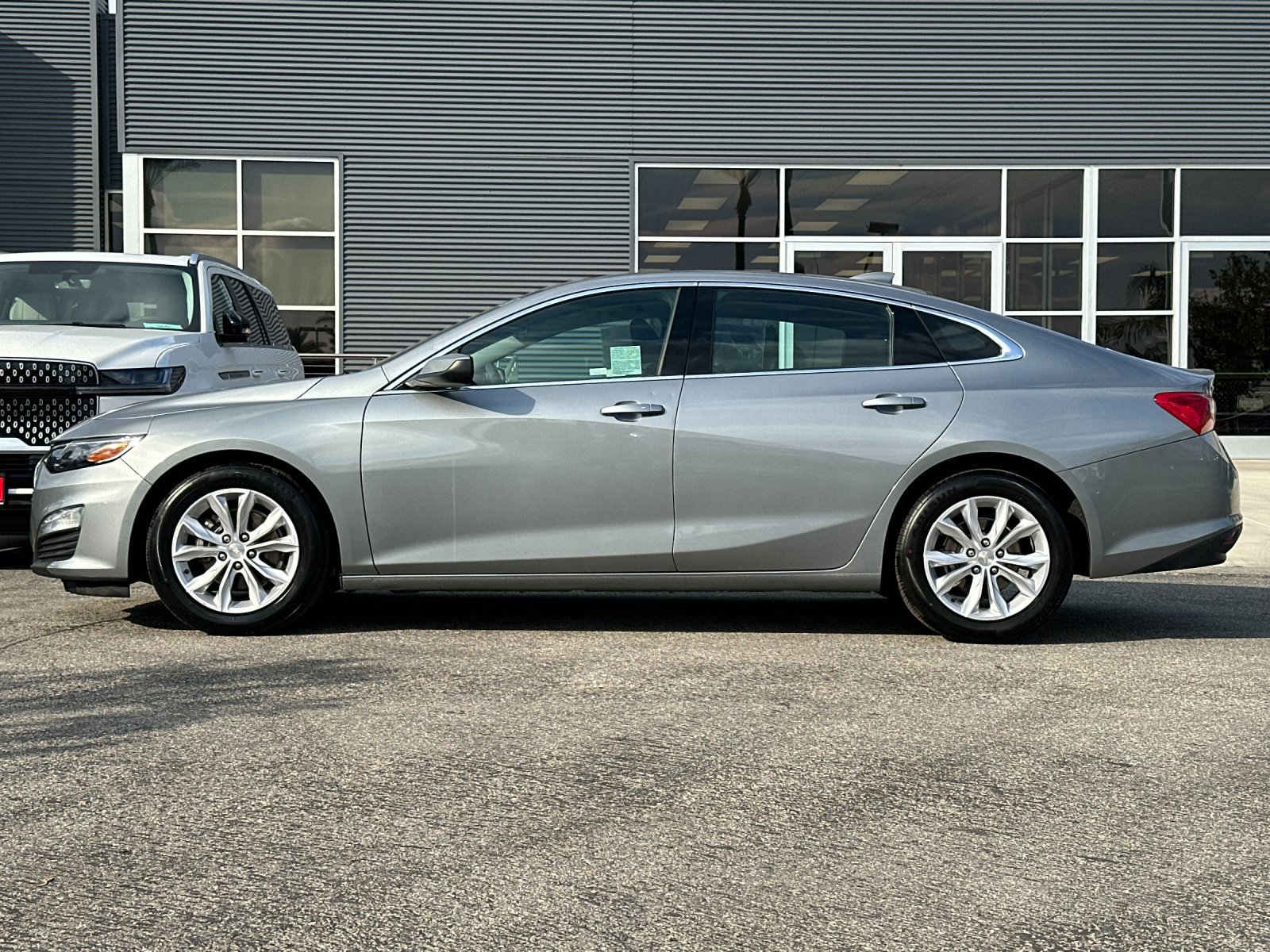 Used 2023 Chevrolet Malibu LT image 2