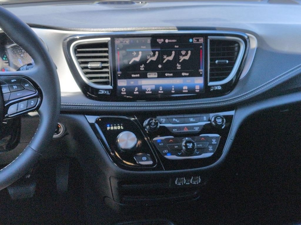 Used 2024 Chrysler Pacifica Limited FWD image 17