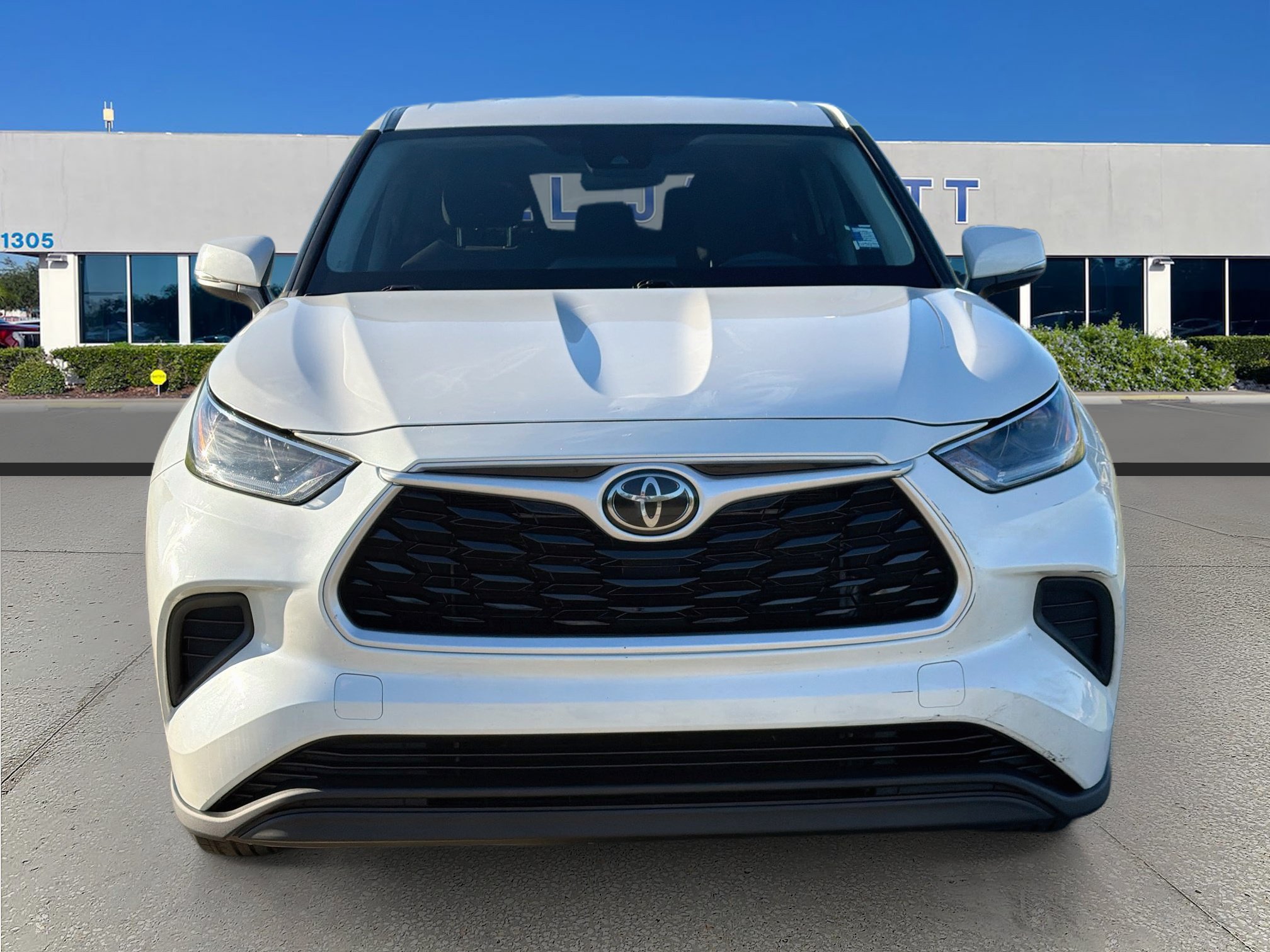 Used 2021 Toyota Highlander L FWD image 2