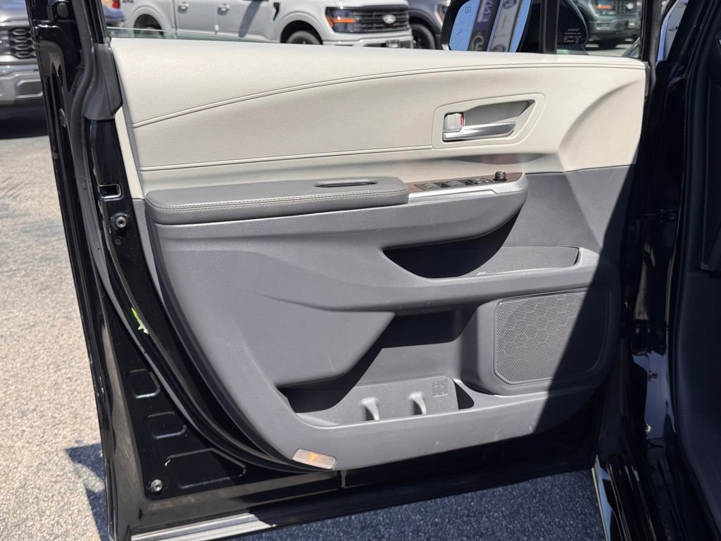 Used 2024 Toyota Sienna XLE image 16