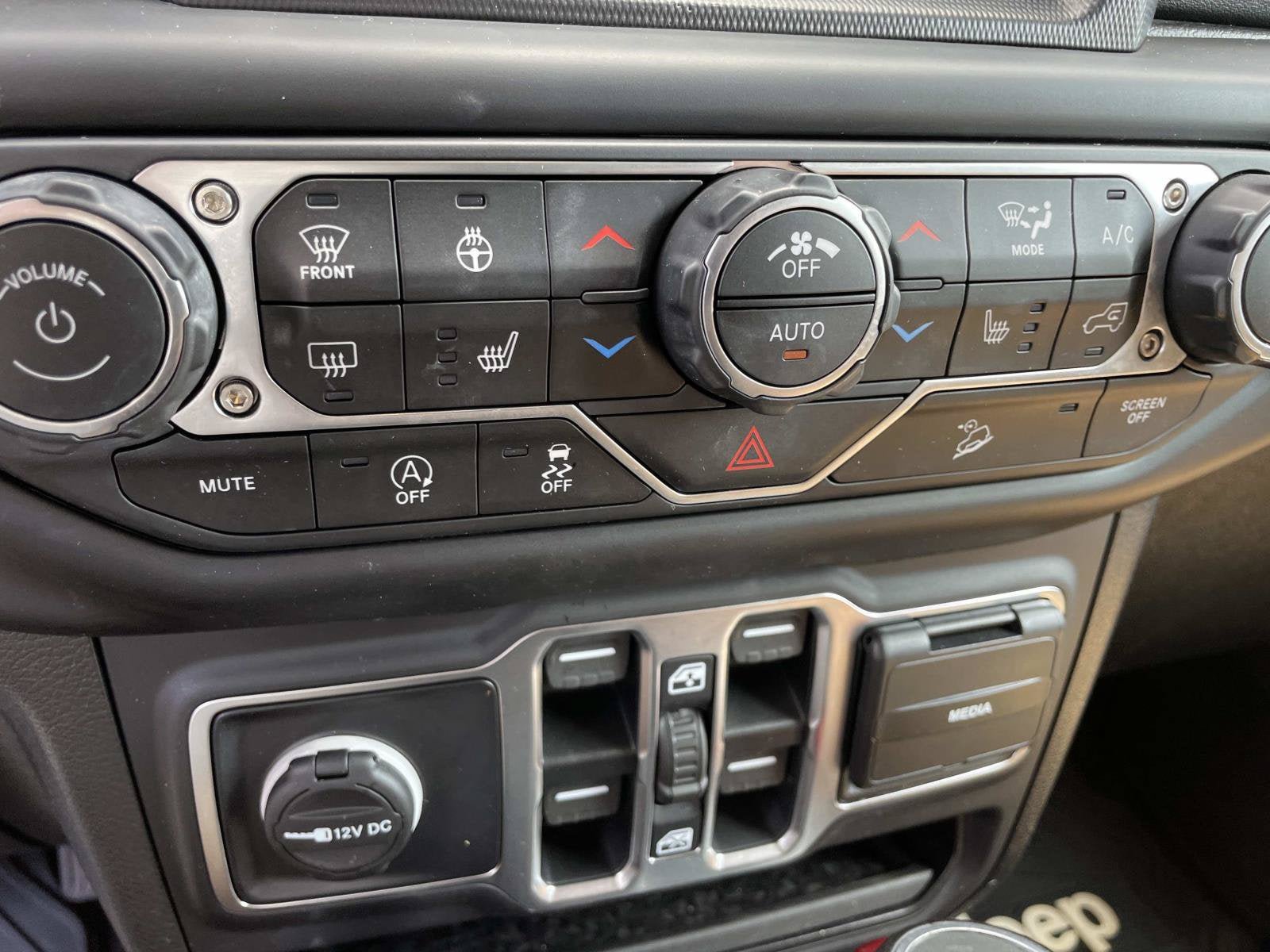Used 2020 Jeep Wrangler Unlimited Sahara AWD/4WD image 20