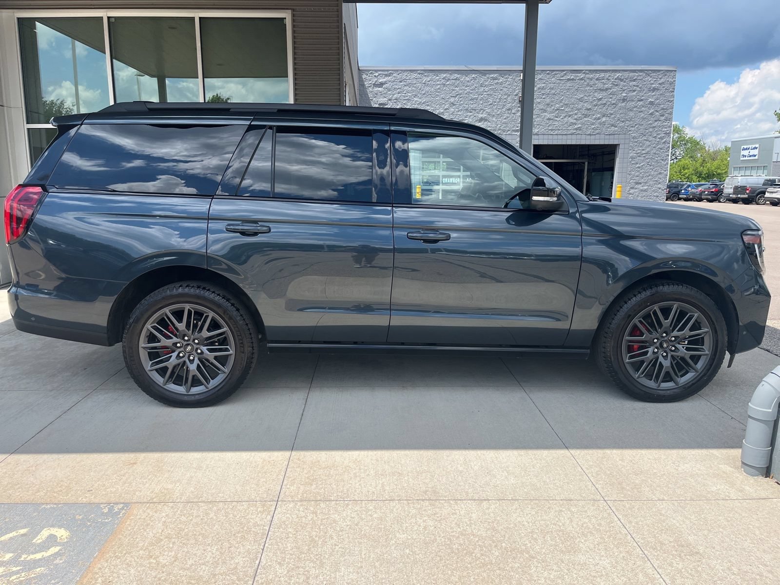 Certified 2025 Ford Expedition Platinum w/ Stealth Performance Package AWD/4WD image 7
