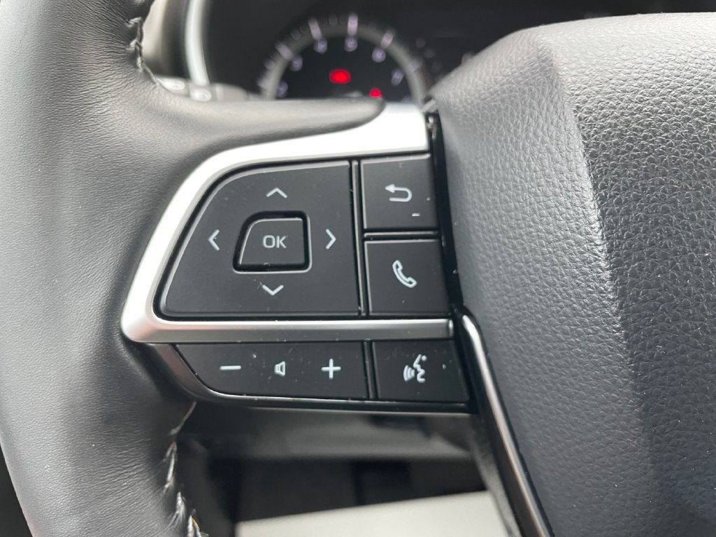 Used 2021 Toyota Highlander XLE AWD/4WD image 38