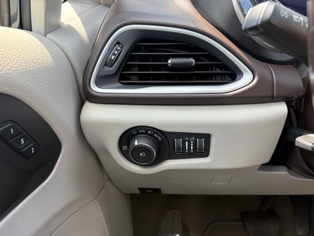 Used 2020 Chrysler Pacifica Touring-L Plus FWD image 38