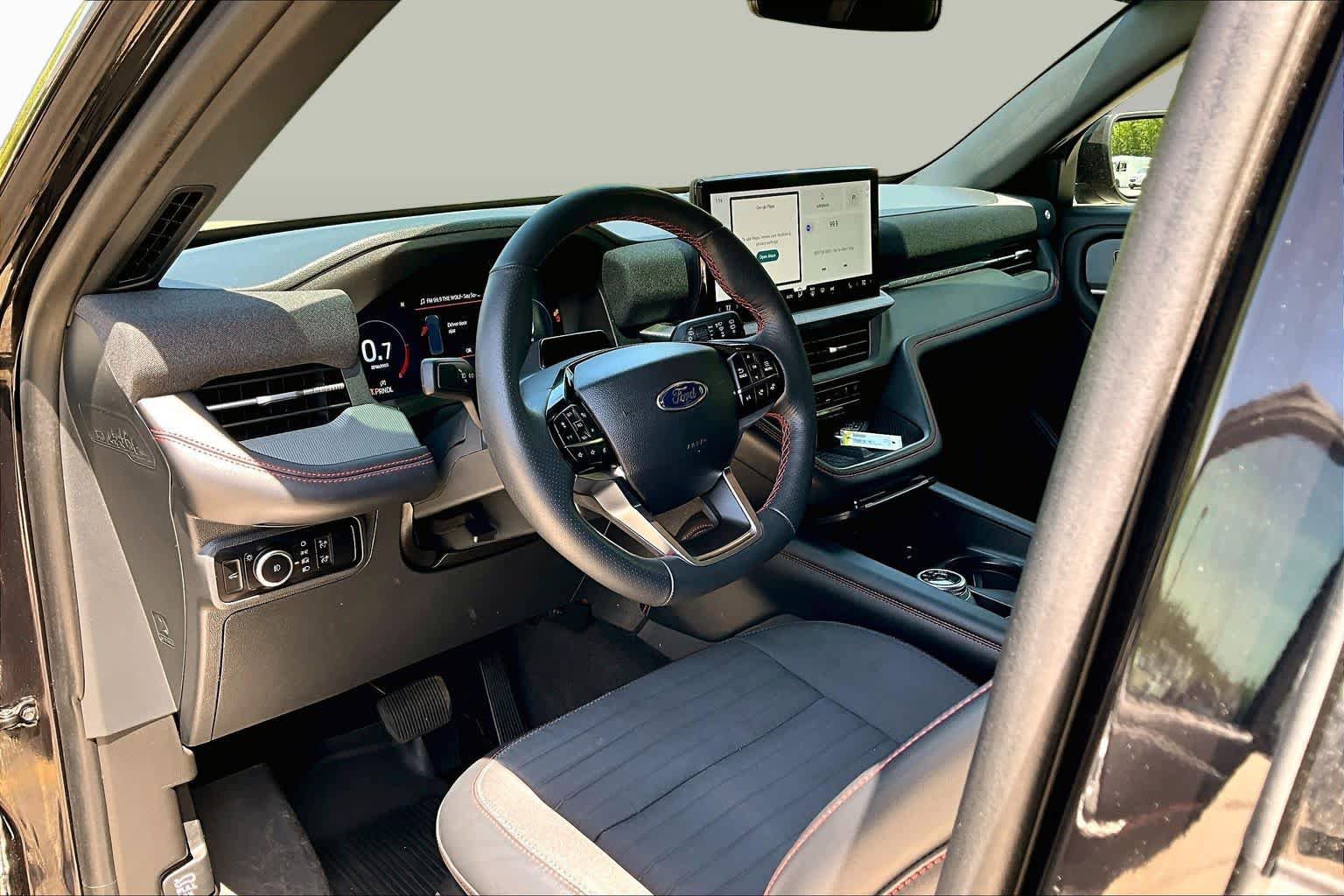 Certified 2025 Ford Explorer ST-Line w/ Premium Package AWD/4WD image 18