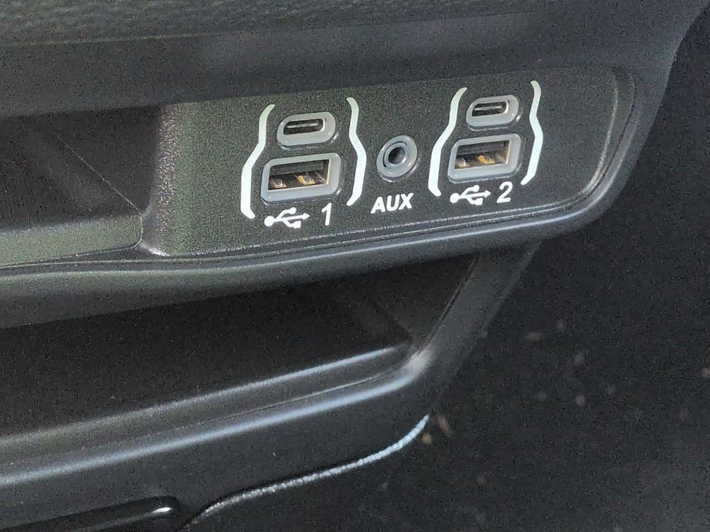 Used 2024 Chrysler Pacifica Limited FWD image 22