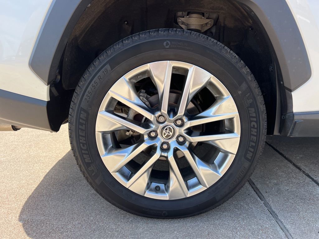 Used 2021 Toyota RAV4 XLE Premium image 10