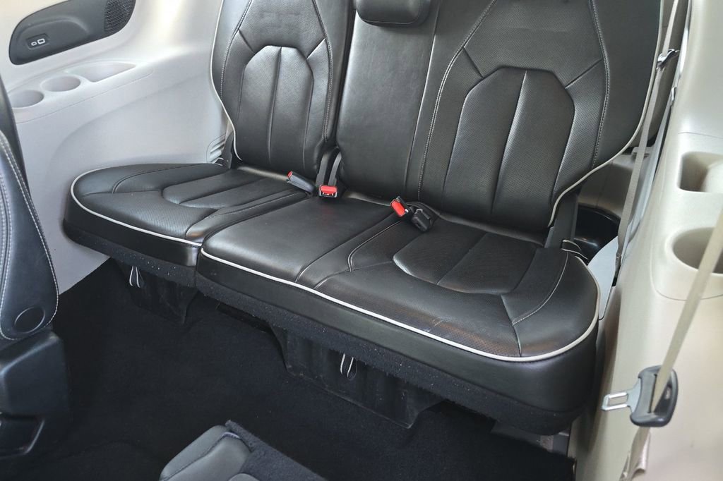 Used 2023 Chrysler Pacifica Limited FWD image 14
