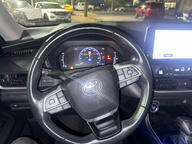 Used 2024 Toyota Grand Highlander AWD image 17