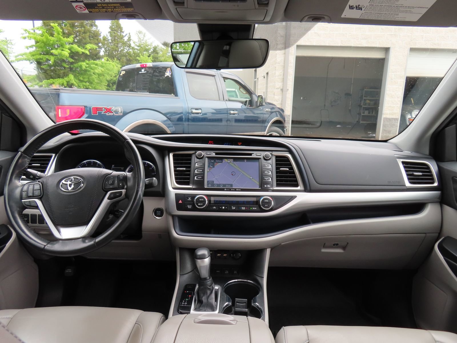 Used 2019 Toyota Highlander XLE AWD/4WD image 14