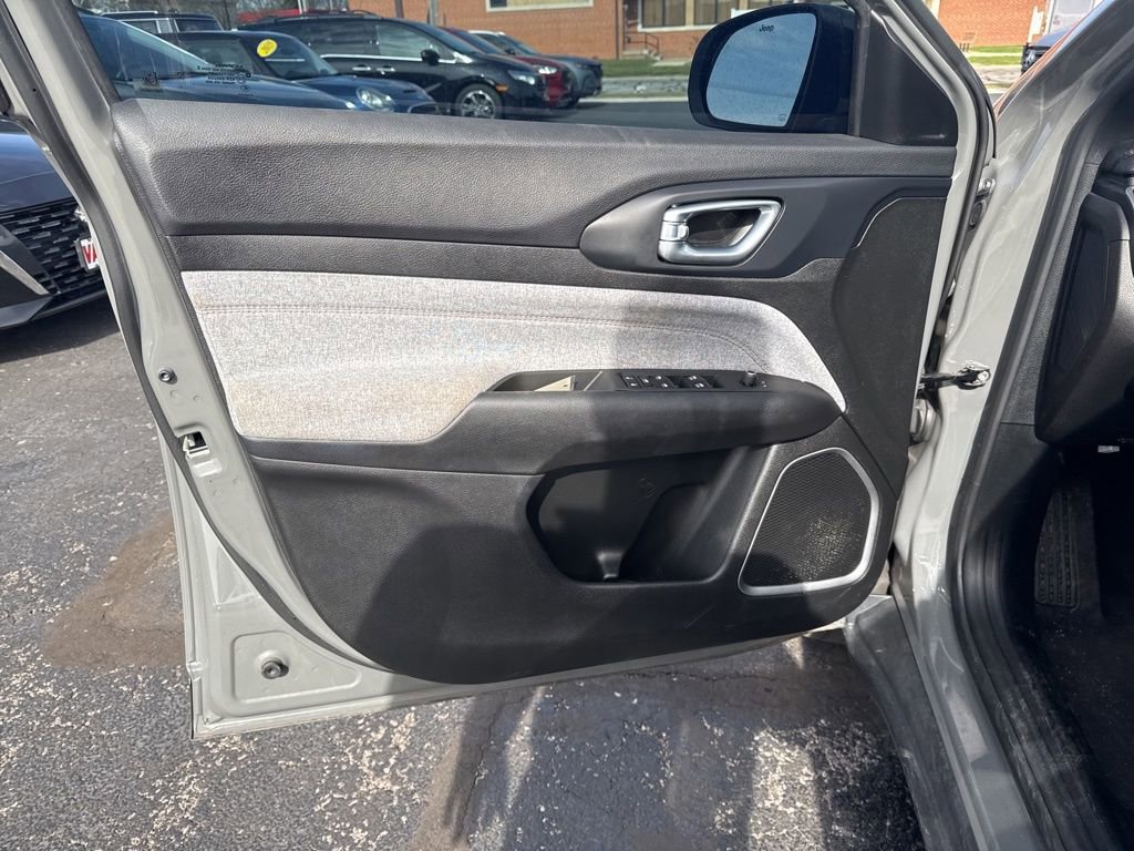 Used 2023 Jeep Compass Latitude image 9