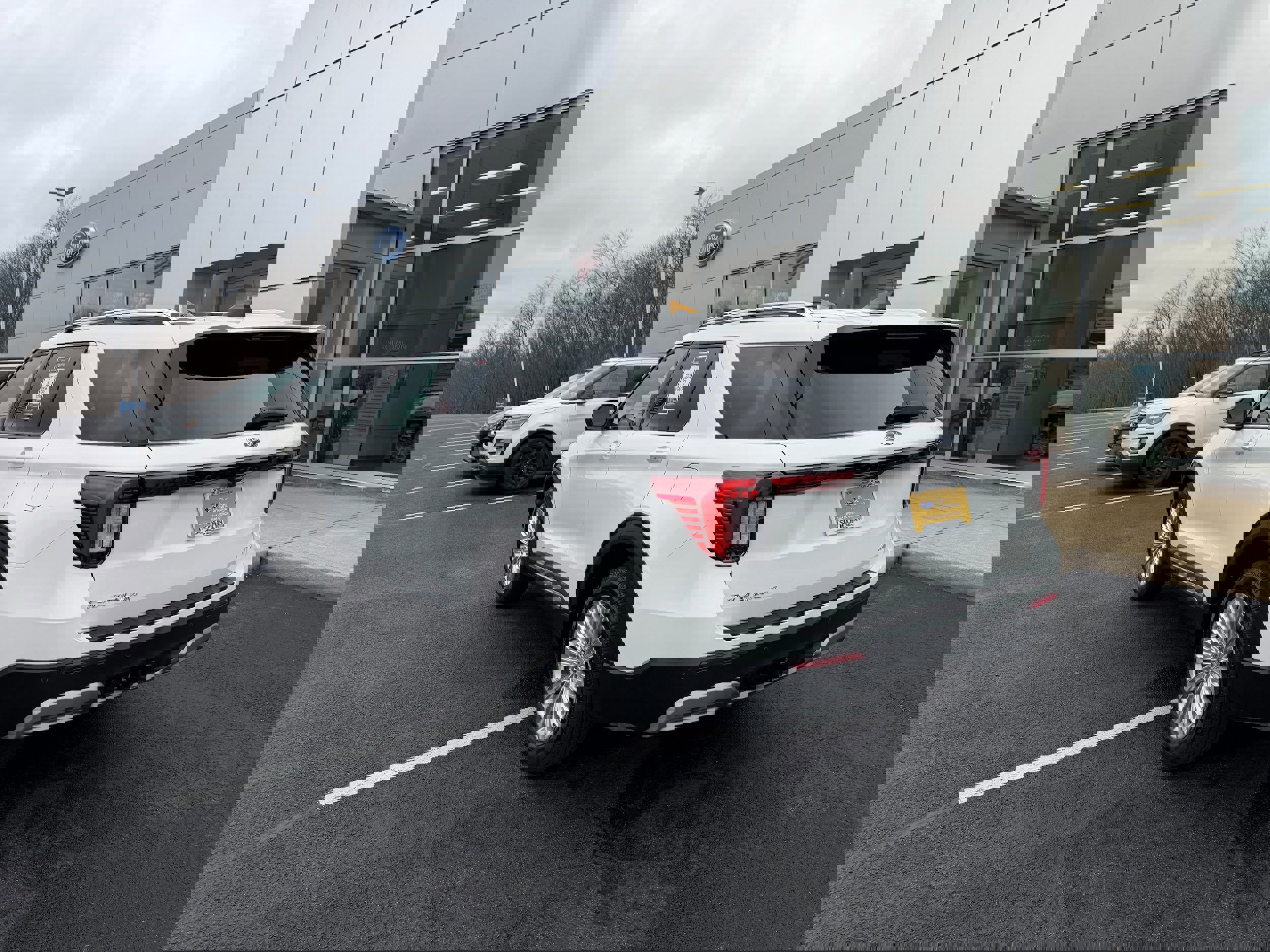 Certified 2025 Ford Explorer Platinum w/ LUX Leather Package image 5