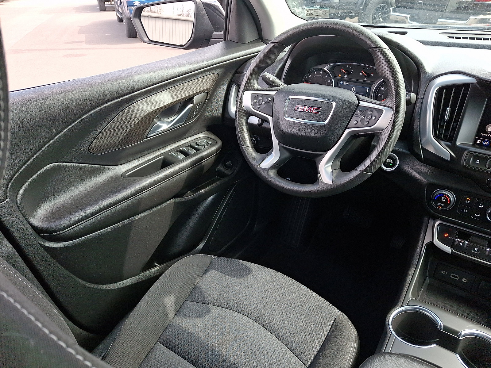 Used 2023 GMC Terrain SLE w/ Driver Convenience Package image 14