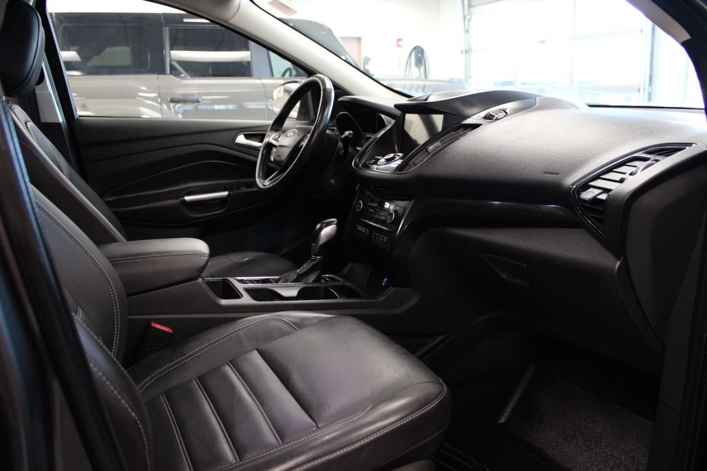 Certified 2019 Ford Escape Titanium w/ U9j03 - Titanium Tow Package AWD/4WD image 45