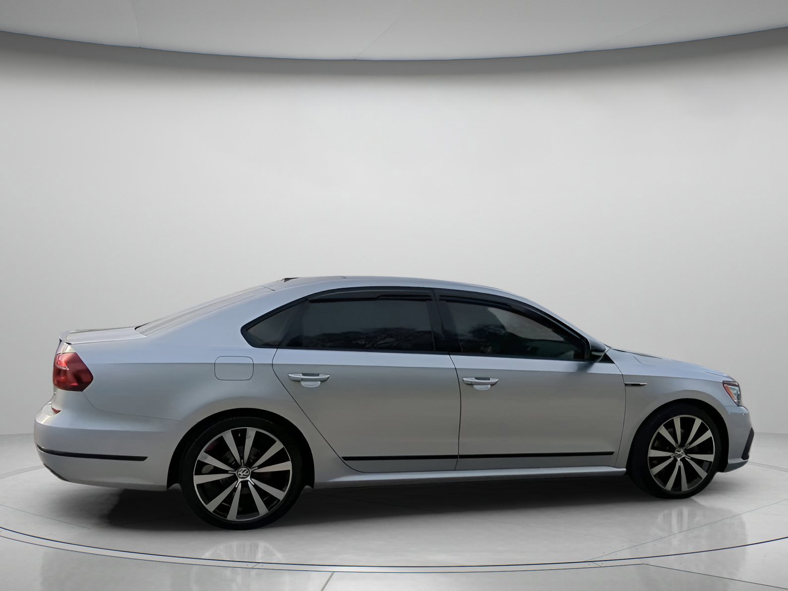 Used 2018 Volkswagen Passat GT image 23