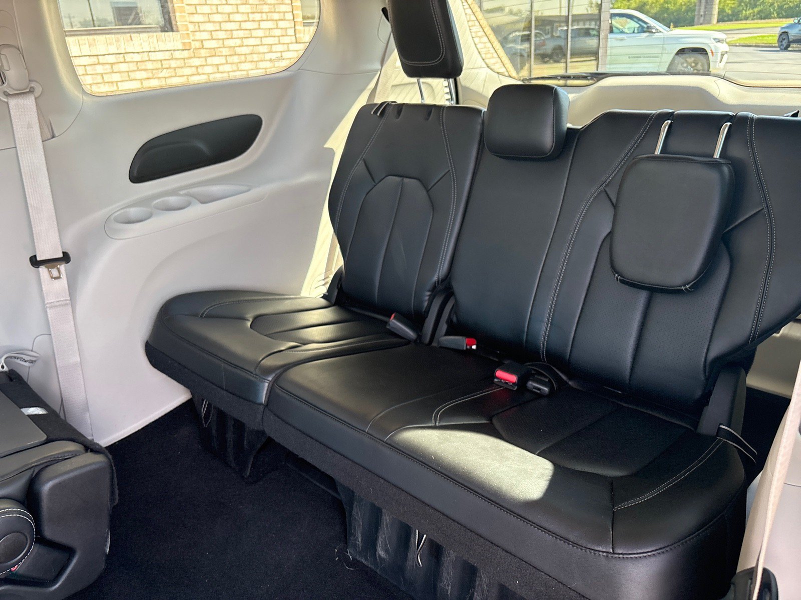 Used 2023 Chrysler Pacifica Touring-L FWD image 5