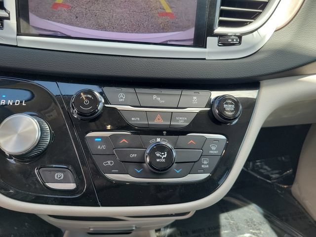 Used 2024 Chrysler Voyager LX FWD image 37