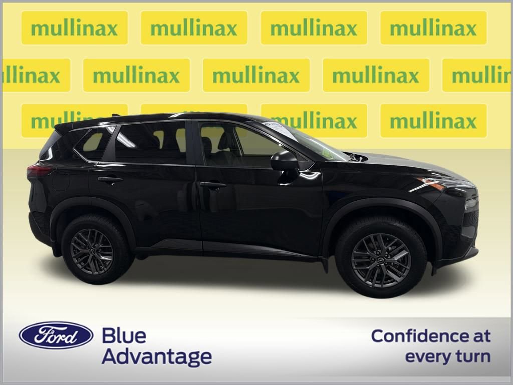 Used 2023 Nissan Rogue S image 2