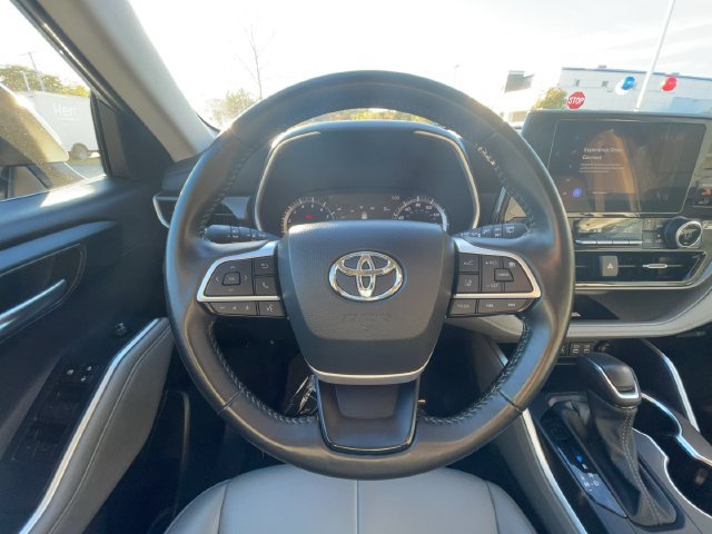Used 2024 Toyota Highlander XLE AWD/4WD image 16