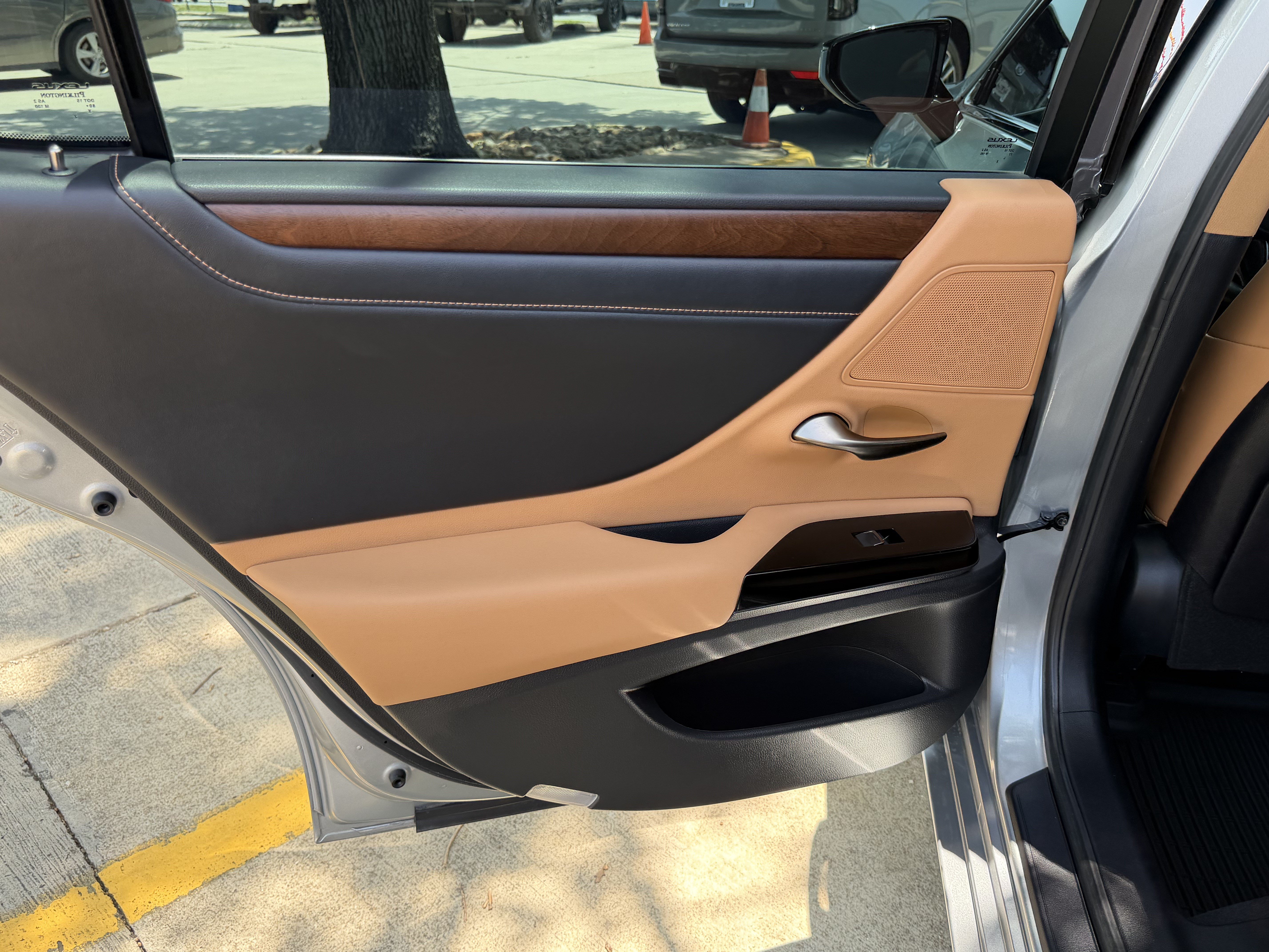Used 2023 Lexus ES 350 w/ Premium Package FWD image 13
