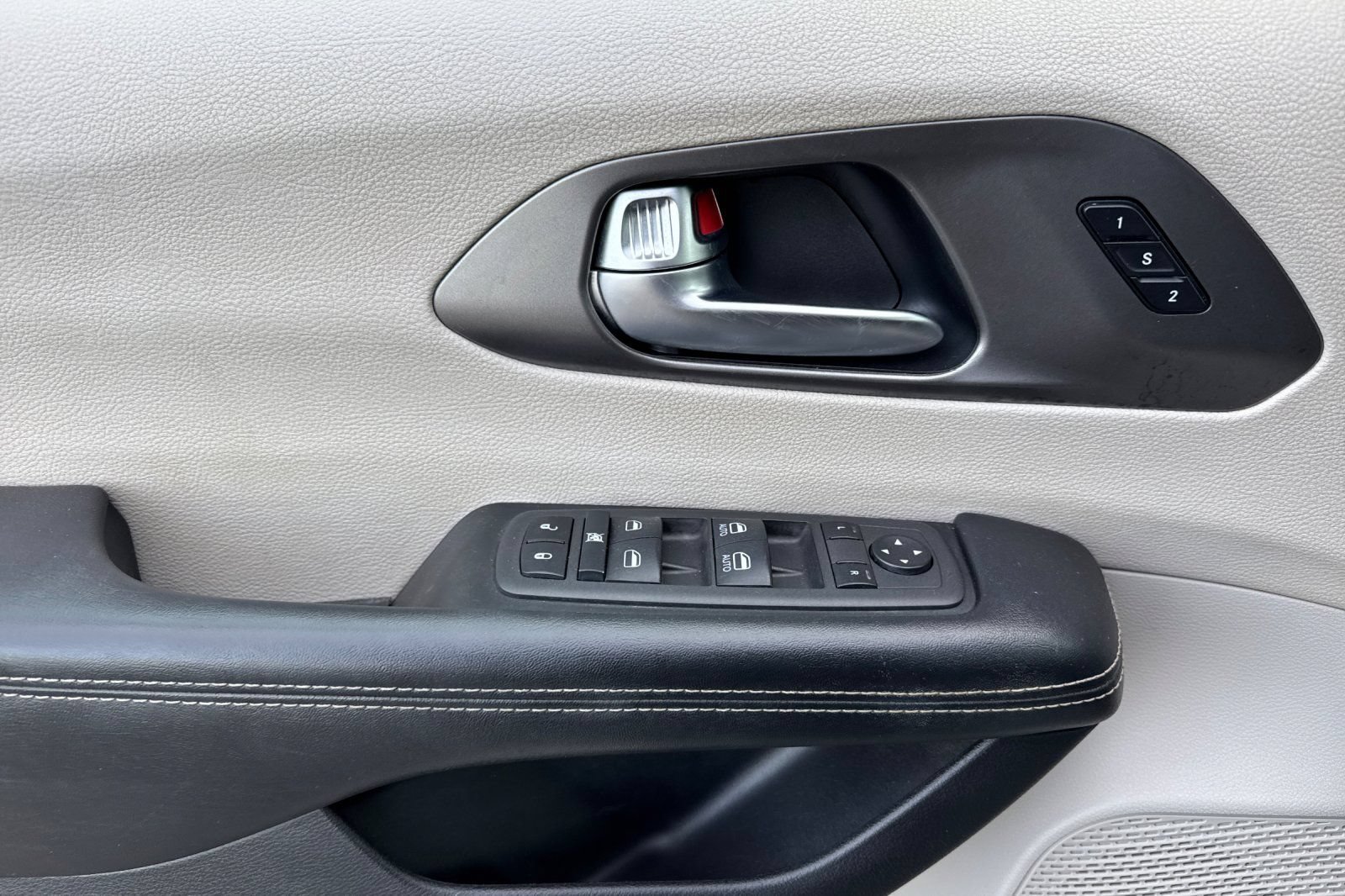 Used 2022 Chrysler Pacifica Touring-L FWD image 16
