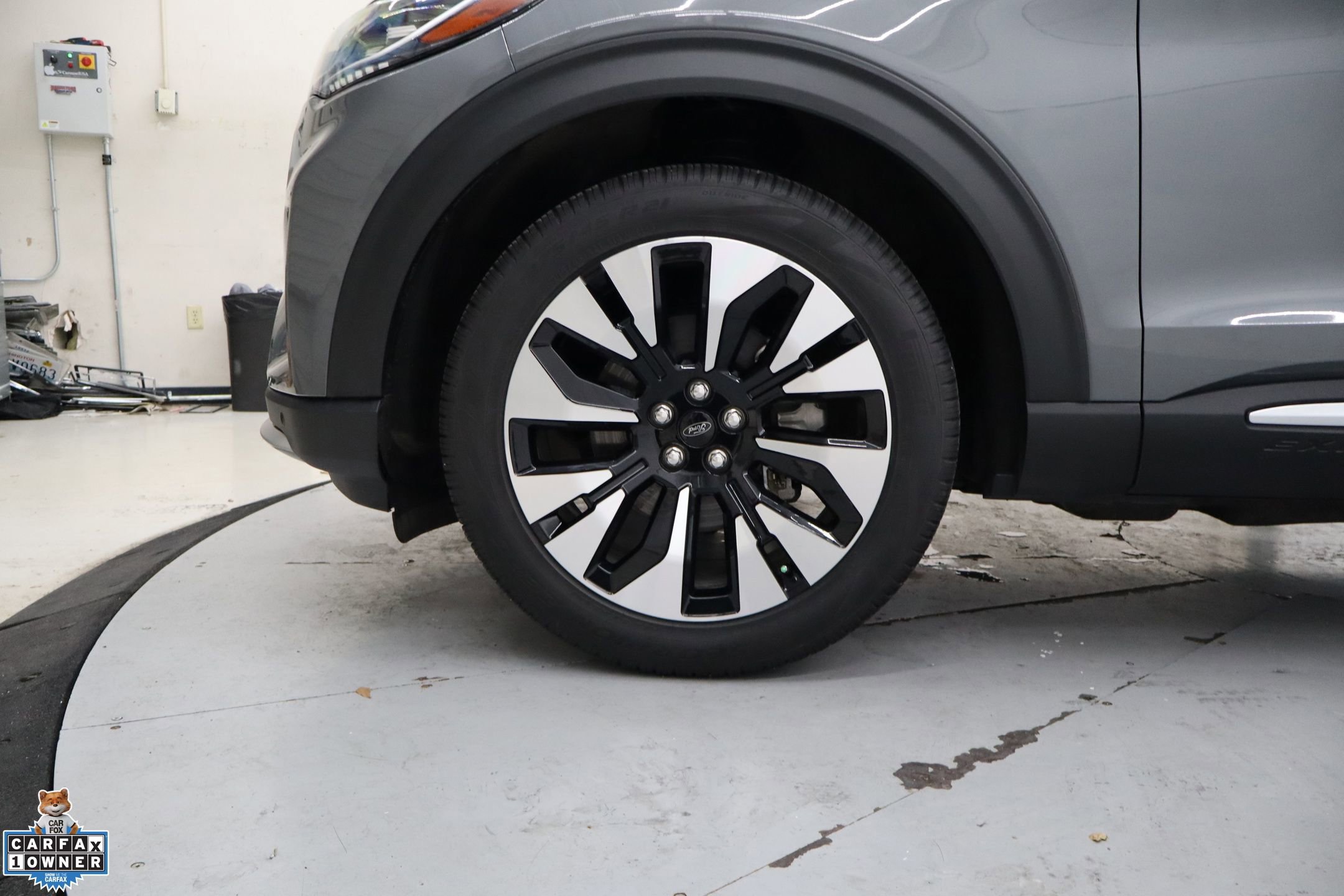 Certified 2025 Ford Explorer Platinum w/ LUX Leather Package image 12