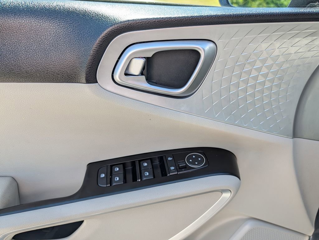 Used 2020 Kia Soul LX FWD image 18