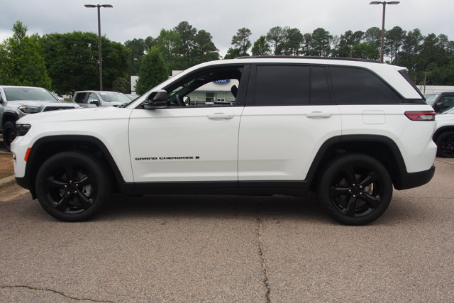 Used 2024 Jeep Grand Cherokee Limited w/ Black Appearance Package AWD/4WD image 4