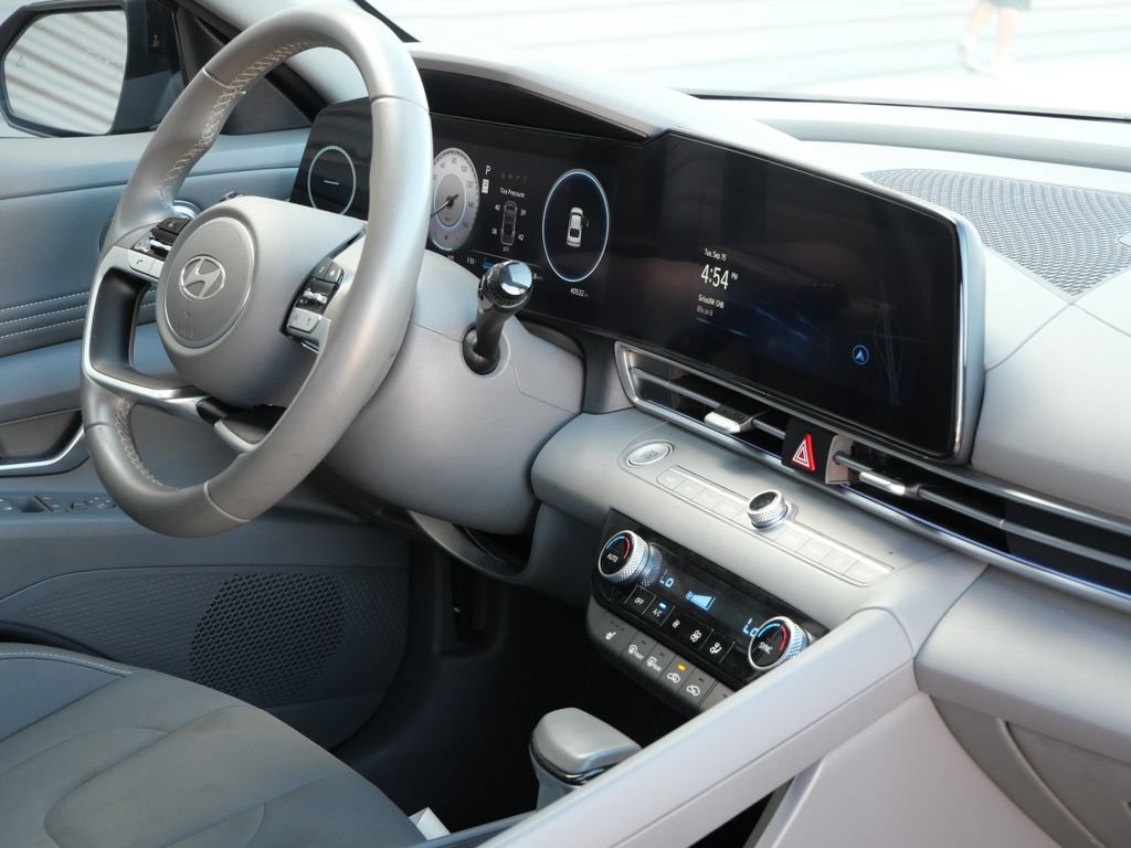 Used 2025 Hyundai Elantra SEL FWD image 16